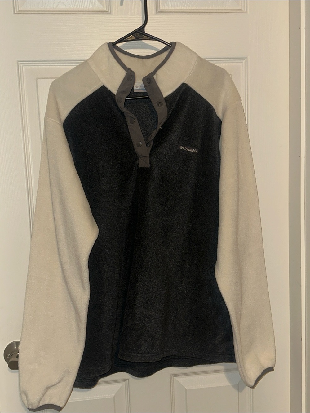 Columbia Black Body with Cream Sleeves Snap-Neck Fleece